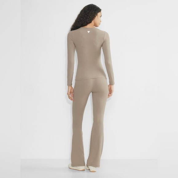 Aritzia Golden BUTTER Cheeky Hi-Rise Flare Legging - Picture 2 of 8